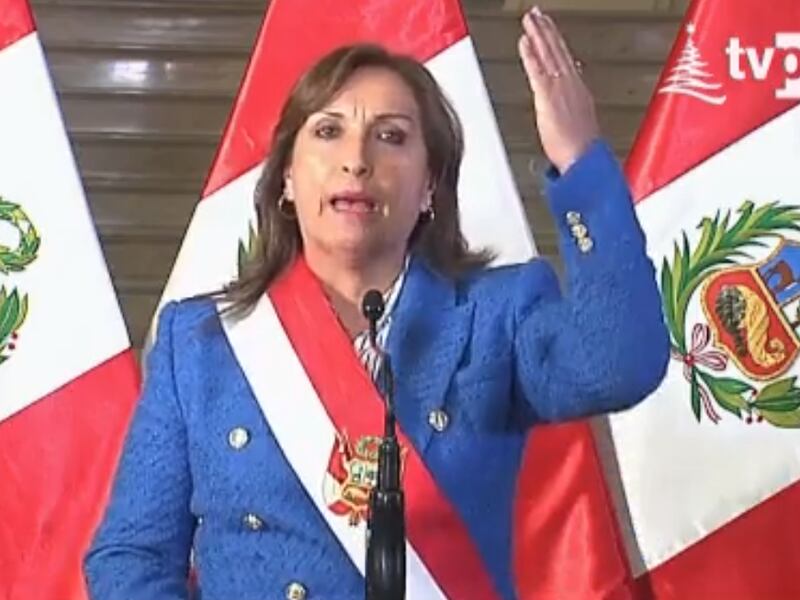 Presidenta de Perú anuncia que pedirá adelantar elecciones, tras violentas protestas