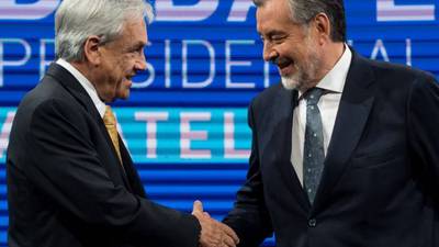 Candidatos presidenciales cierran campaña electoral en Chile