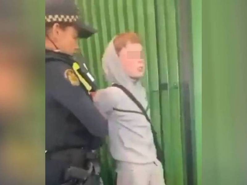 VIDEO. Niño es arrestado y le escupe a una mujer policía