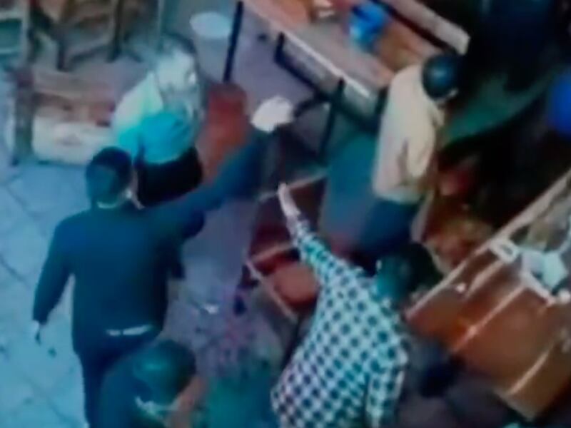 Difunden video de pelea campal en bar de la zona 10