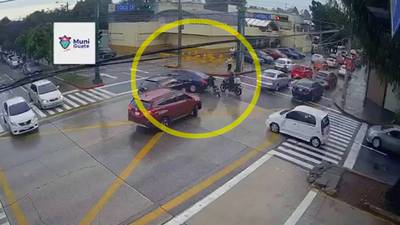 VIDEO. Tras quedarse en intersección, conductor se pasa en rojo y provoca accidente
