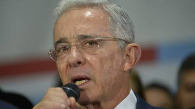 Expresidente Uribe renuncia al Senado de Colombia desde su prisión domiciliaria