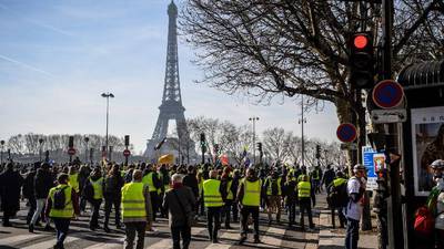 &#34;Chalecos amarillos&#34; manifestan dispersos en Francia a tres meses del movimiento