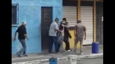 VIDEO. Pasajeros retienen y golpean a supuestos asaltantes en la zona 12