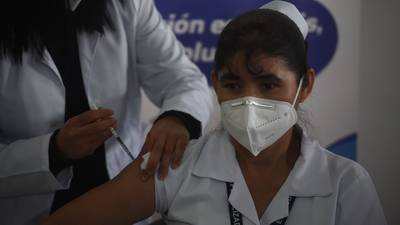 Una enfermera fue la primera persona vacunada contra el Covid-19