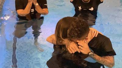 VIDEO. Roberto Firmino es bautizado por su compañero Alisson Becker