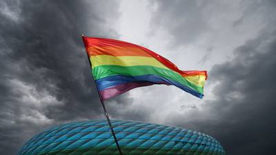 Incidente con una bandera LGBT en partido de la Euro es investigado por UEFA
