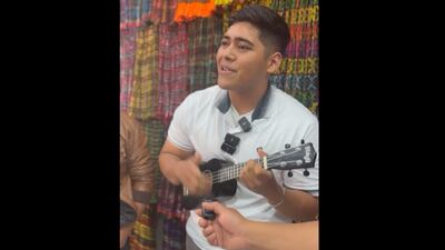 El guatemalteco que cautiva las redes con su melodiosa voz y ejecución del ukelele