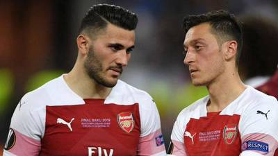 Özil y Kolasinac podrían perderse varios partidos con el Arsenal por seguridad