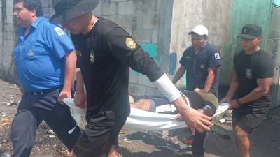 Rescatan a familia arrastrada por un alfaque en el puerto San José