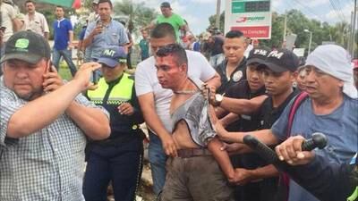 VIDEO. Vapulean a piloto que intentó pasar durante un bloqueo en Chiquimulilla