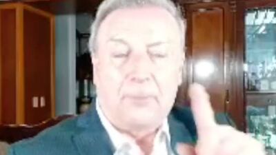 Video: político sufre vergonzosa caída durante transmisión en vivo