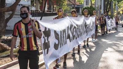 VIDEO. Jugadores de Leones Negros salen a protestar por la anulación del ascenso a la Liga MX